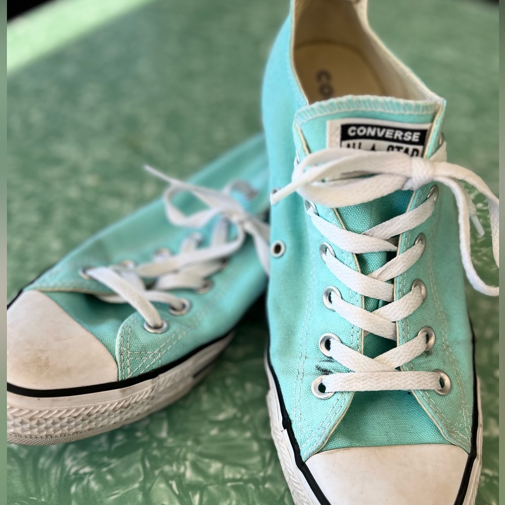 Light Blue classic Converse Lo shoes women’s size 10